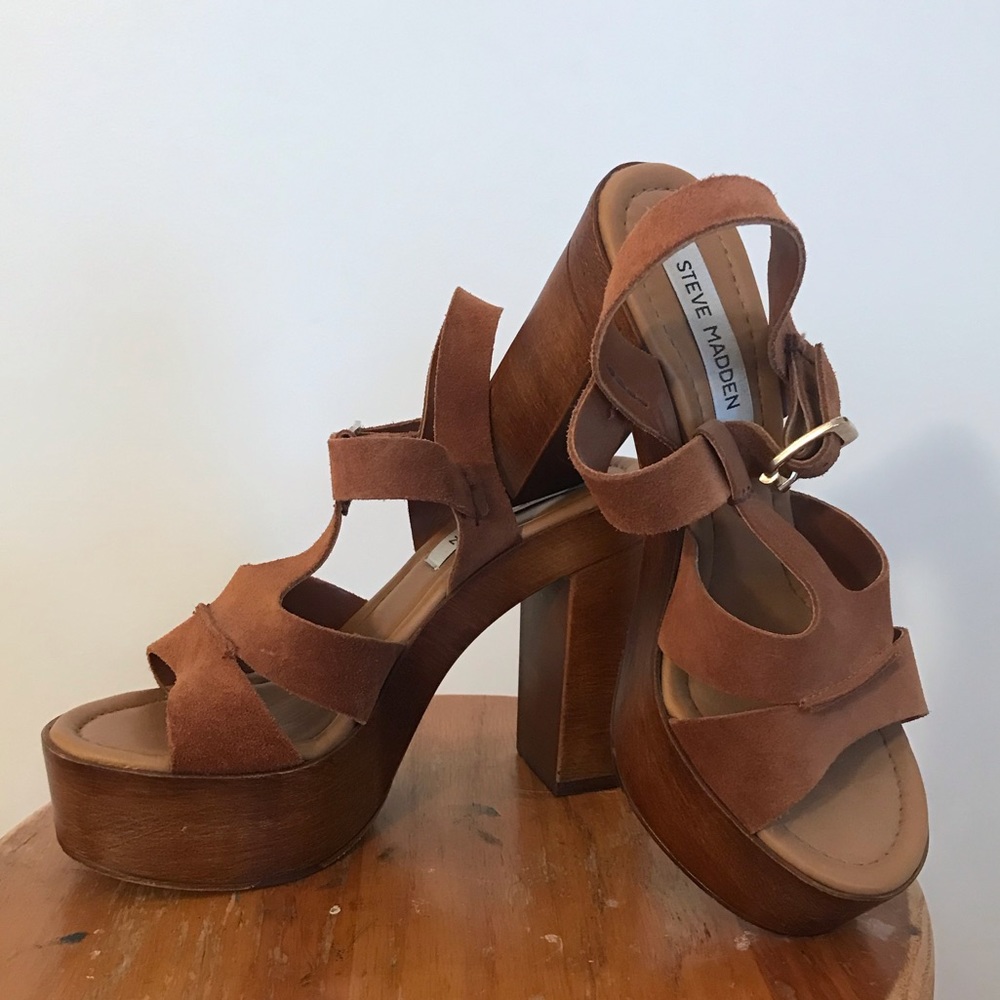 Steve Madden Strappy wooden platforms
Size 6
